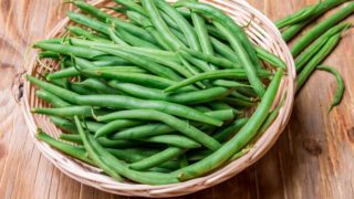 充满新鲜青豆篮子放在木桌