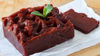 巴西甜点goiabada与新鲜薄荷烹饪纸