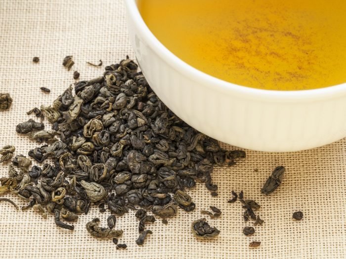 一杯被火药茶包围的茶