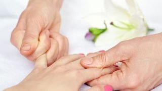 一只手被另一只手按摩的特写镜头