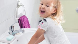 一个小女孩在洗手