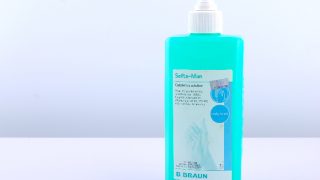 白底白桌上的一瓶手捏器