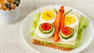 在开放的三明治上以蝴蝶的形式排列的蔬菜