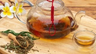 大麻凉茶,大麻叶,杯子和茶壶上木桌