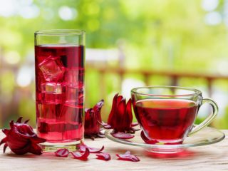 hibiscustea 桌上放着热茶和冷茶