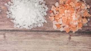 喜马拉雅粉红盐晶体保持旁边海盐晶体