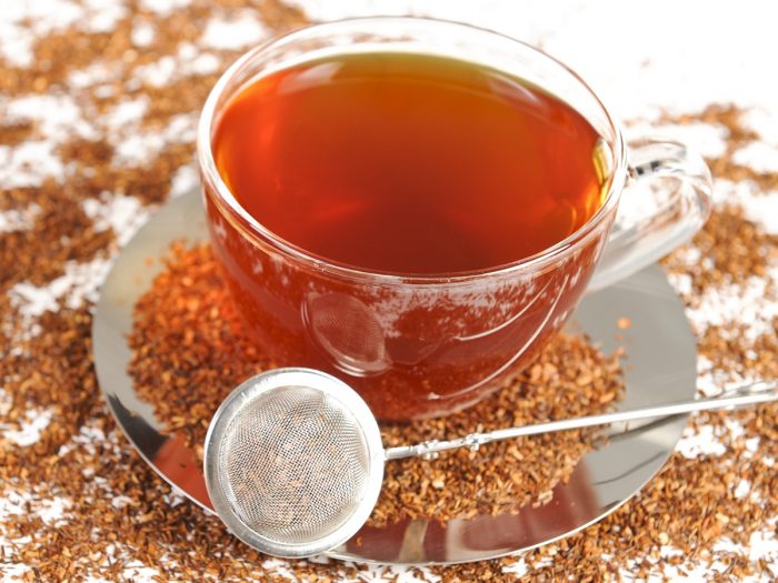 蜜树一杯茶四周由边不停地干蜜树茶叶和一个过滤器