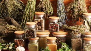 不同种类的香草和香料