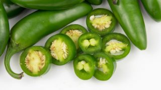 以白色为背景,切成片的墨西哥胡椒