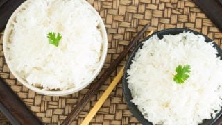 泰国茉莉大米或白米在碗在木制背景