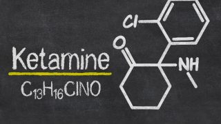 氯胺酮是写在黑板上用化学方程式