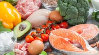 鱼排,培根,坚果,鳄梨,西兰花,鸡肉和黄胡椒的图片。