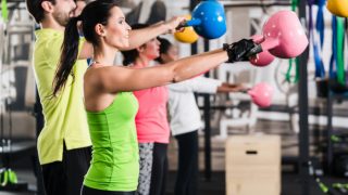 一群人在健身房练习壶铃