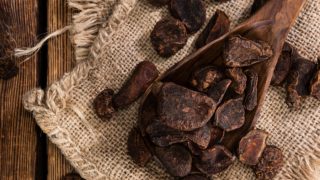 一勺干可乐果放在黄麻布上