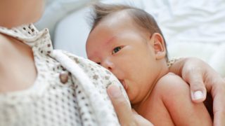 母亲给婴儿喂奶