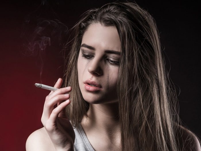 一个女孩一边抽着哭