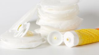 奶油的土堆膏管放在旁边。