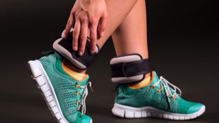 一对脚上穿着腿权重