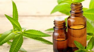 特写的两个小瓶子和叶子安排附近