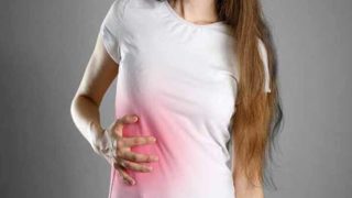 一个女人,肚子的右侧是肝脏所在的地方