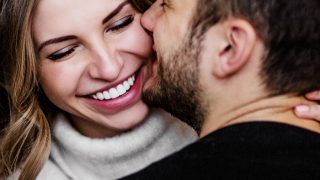 一个男人和一个女人,相爱着,互相拥抱着