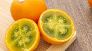 切成半片的露罗和放在木板上的露罗