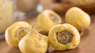 玛咖根荚在桌子上