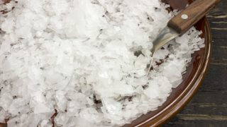 这是一盘氯化镁薄片的特写镜头