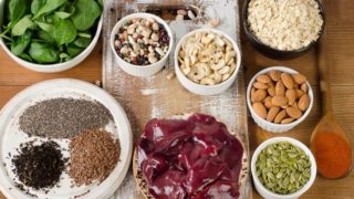 锰的来源,如内脏,坚果,香料,燕麦和菠菜