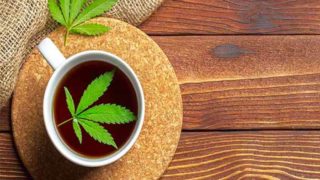 放在上面大麻茶,新鲜大麻叶一杯