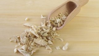 木桌上汤匙里的棉花糖根