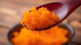 用勺子盛满一碗生masago