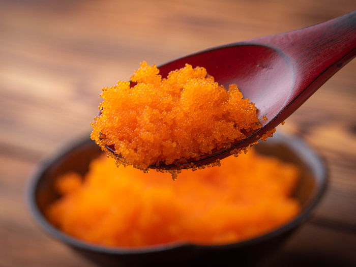 个钵满masago原料的用勺子