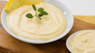 盛满蛋黄酱的平底碗