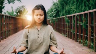 亚洲女孩一早练习冥想