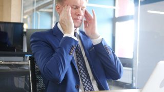 一个强调商人坐在他的小屋