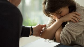 女人被治疗师安慰