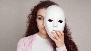 面具背后的悲伤女孩躲在她的真实的情感