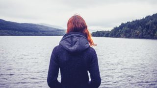 沮丧的女人俯视着湖面