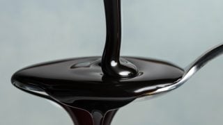 糖蜜的特写视图被倒入一汤匙