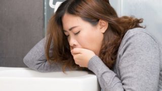 一个女人即将扔在厕所碗里