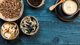 蘑菇茶加咖啡豆和茶加咖啡