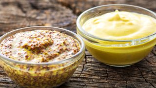 第戎芥末和玻璃碗黄芥末