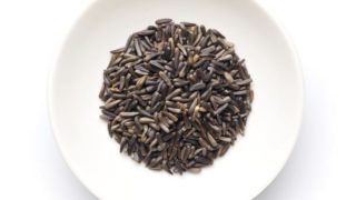 nigerseeds的扁平捻图象保存在一个白色板在白色背景