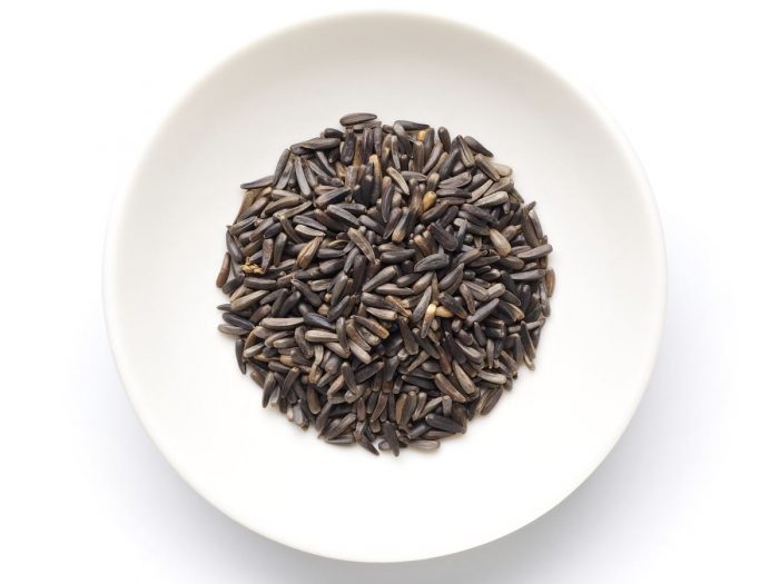 nigerseeds的扁平捻图象保存在一个白色板在白色背景