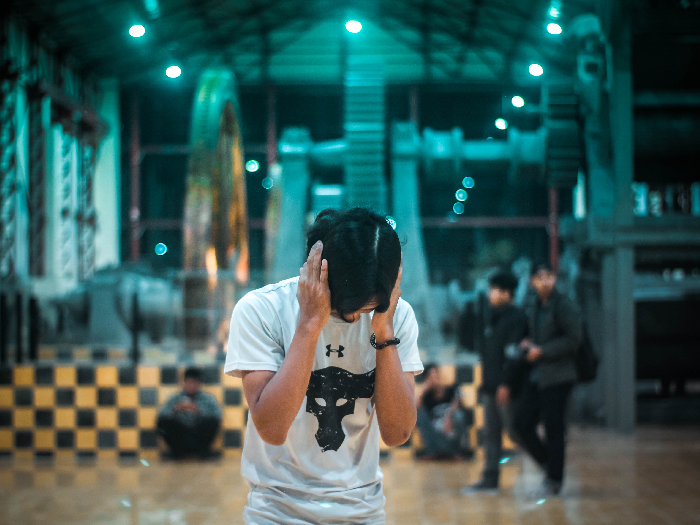 闭上耳朵的人