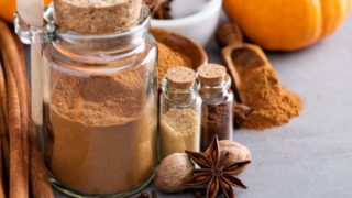 不同香料和它们各自的粉末的特写镜头