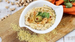 一碗营养酵母和橄榄和香菜