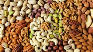 不同类型的坚果(腰果,杏仁,开心果,核桃,山核桃,巴西坚果,榛子)