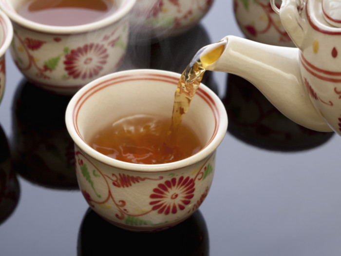 茶从茶壶倒入杯子里